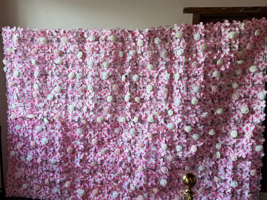 Bloemenwand als backdrop met rode loper op een eventlocatie