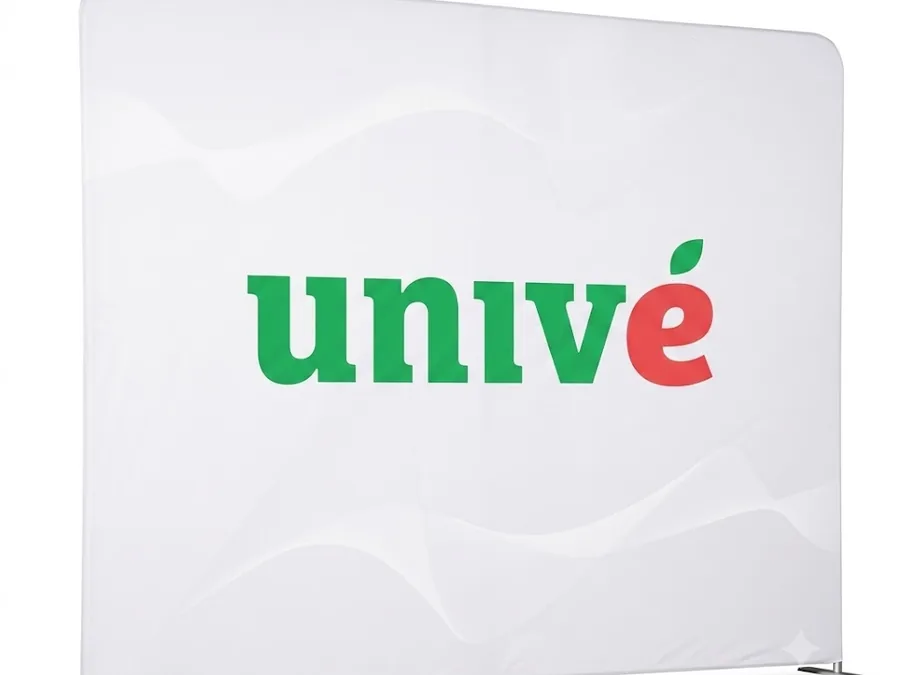 Gepersonaliseerde backdrop met het logo van Univé