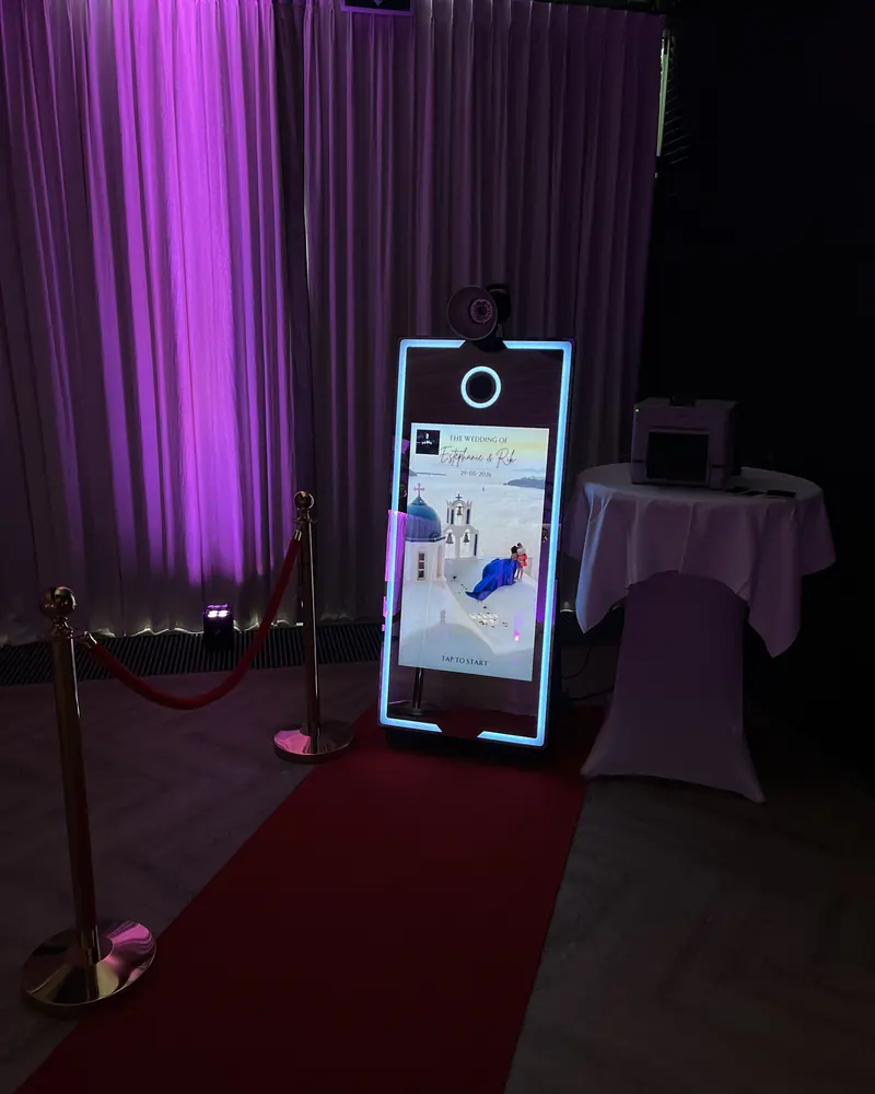 Photobooth in paars licht op een bruiloft