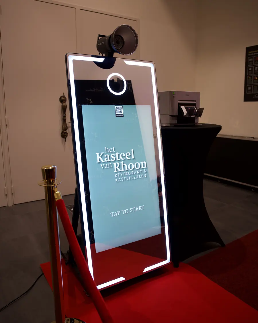 Mirror-photobooth op de rode loper met gouden afzetpalen bij Het Kasteel van Rhoon