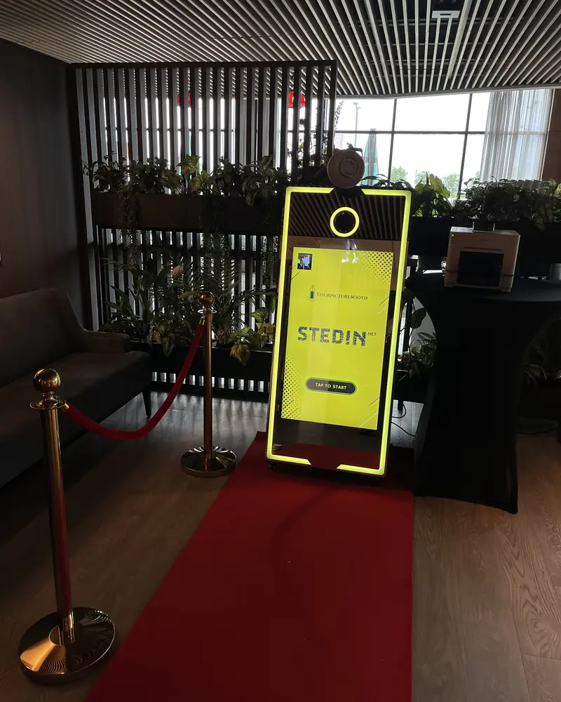 Photobooth met gele ledverlichting en startscherm van Stedin