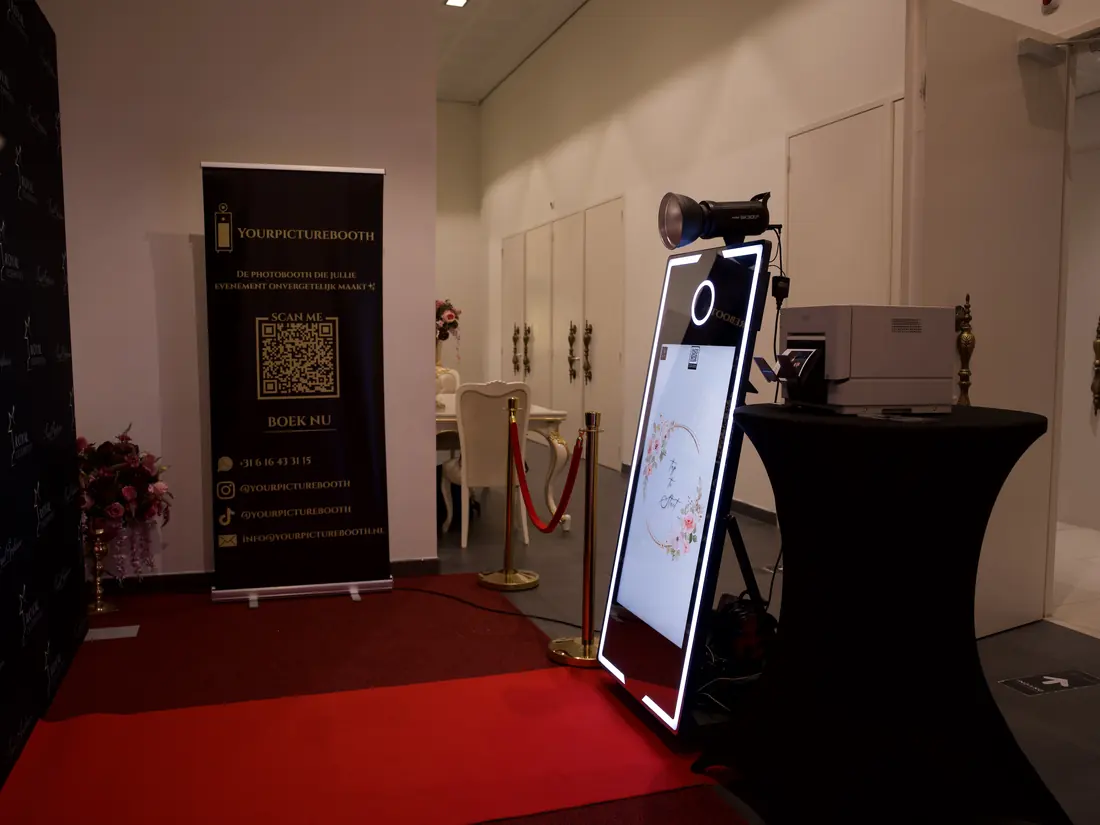 De spiegel photobooth staat opgebouwd in de feestzaal, zodat de gasten direct na het diner kunnen beginnen.