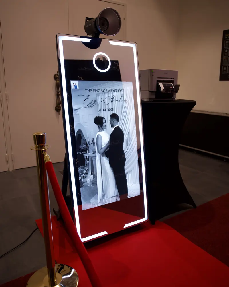 Mirror-photobooth met een bruidspaar op het startscherm, klaar voor de bruiloft