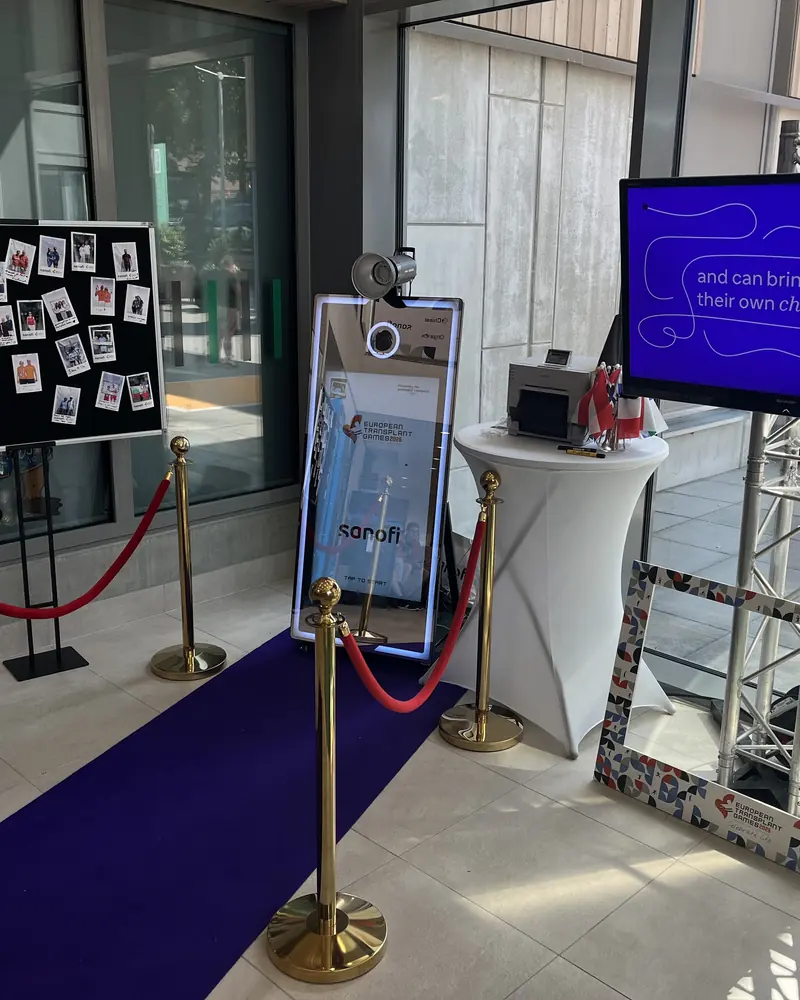 Photobooth-opstelling met prikbord en afzetpalen op een zakelijk event