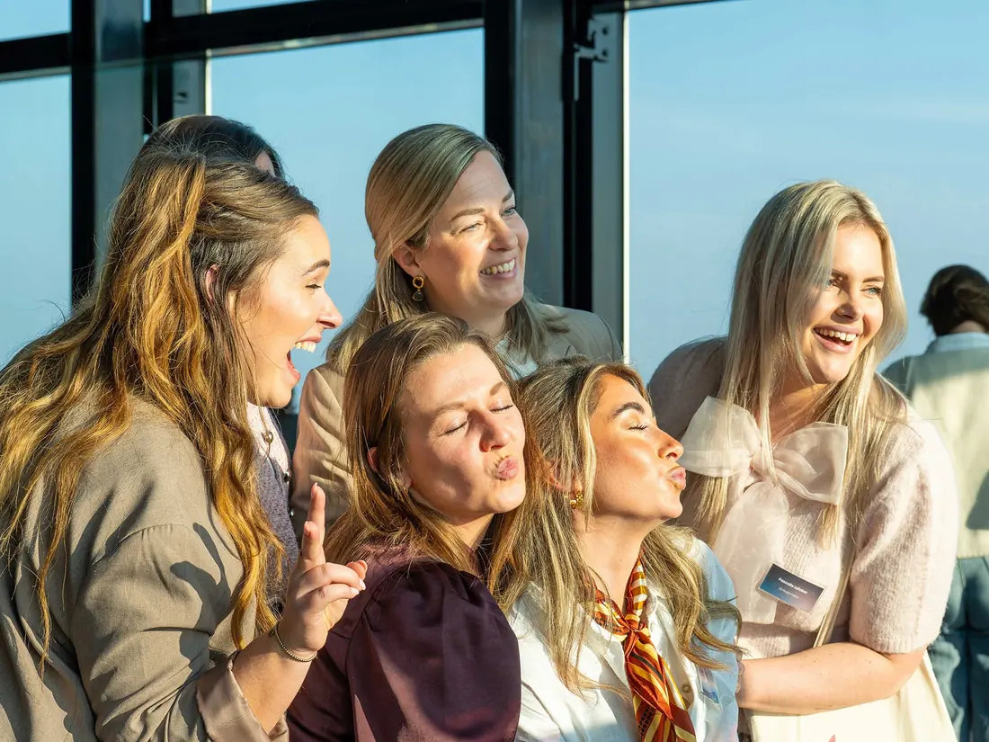 Vriendinnen trekken gekke bekken voor de photobooth