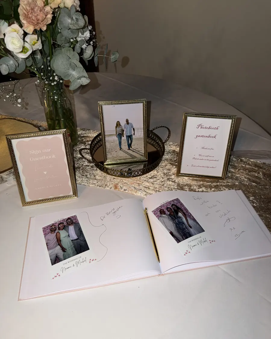 Gastenboek met ingeplakte fotostrips en handgeschreven wensen op een bruiloft