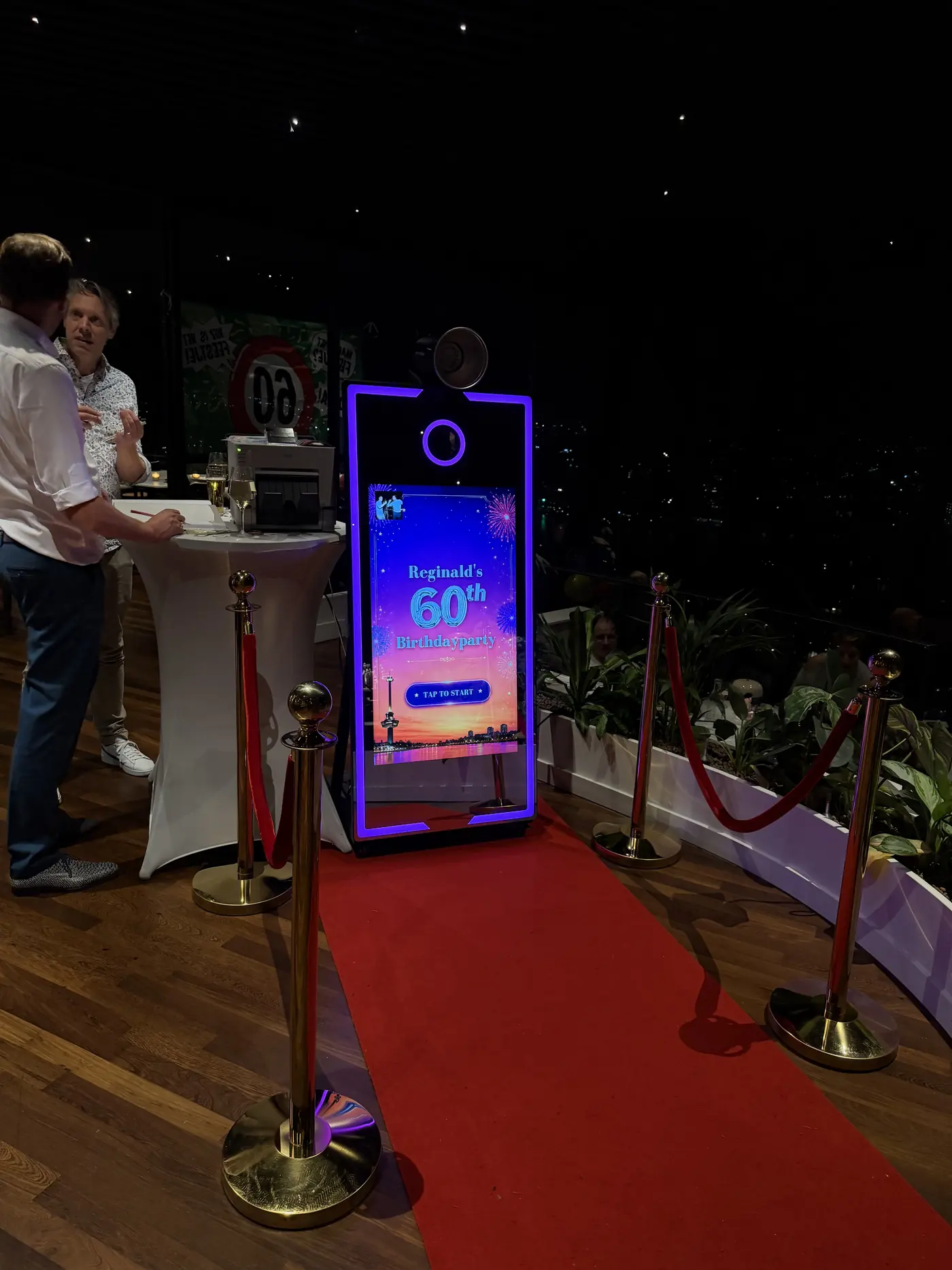 Photobooth met een startscherm voor een 60e verjaardag, op de rode loper