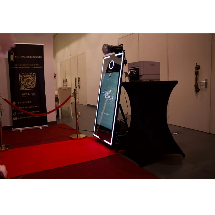 Rode loper met gouden afzetpalen naar de photobooth