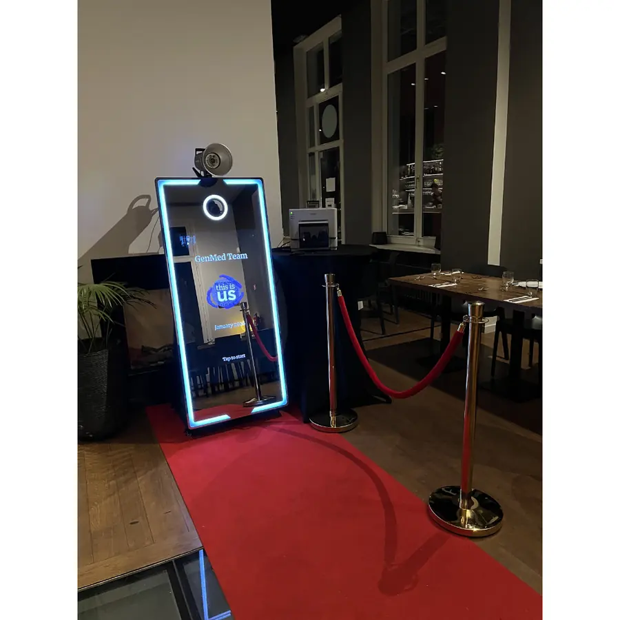 Photobooth met rode loper en afzetkoorden in een restaurant