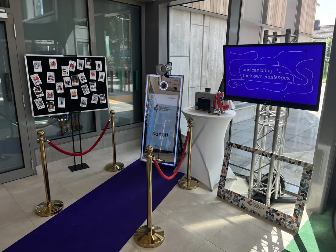 Photobooth-opstelling met prikbord, afzetpalen en loper op een zakelijk evenement