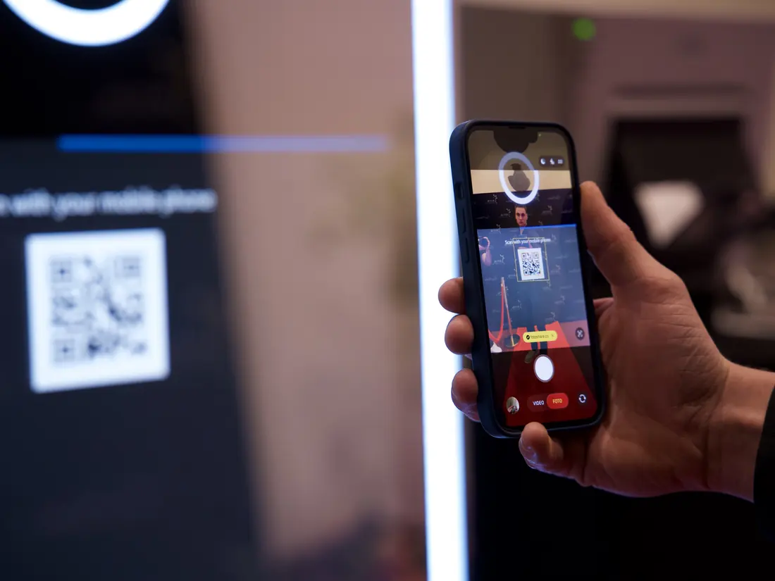 Gast scant de QR-code van de photobooth met een telefoon