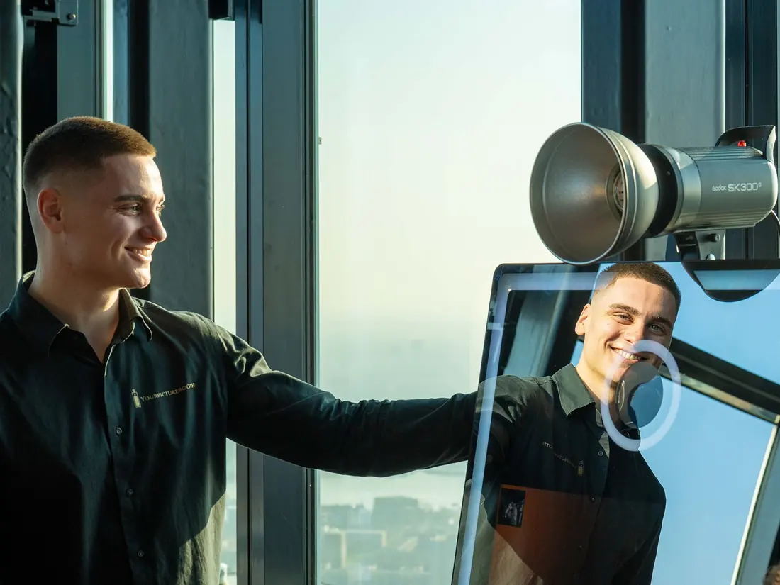 Robbie van Vliet begeleidt gasten bij de mirror-photobooth van Yourpicturebooth
