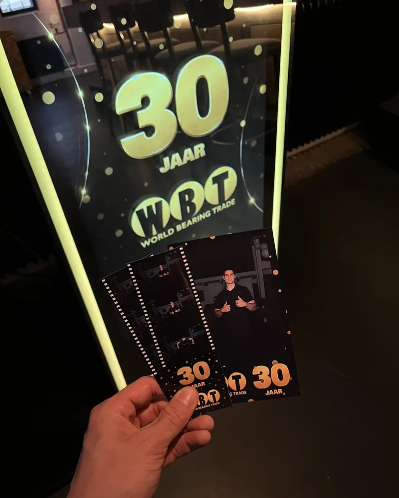 Fotostrip van een 30e verjaardag in neon licht