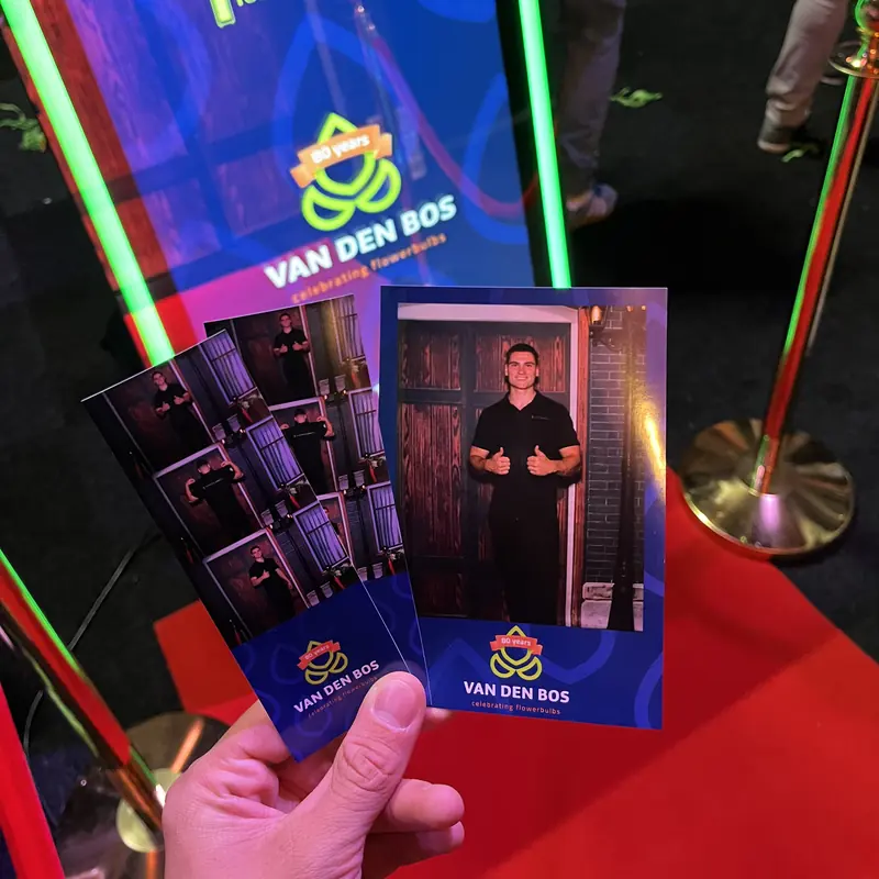 Geprinte fotostrips in huisstijl voor Van den Bos