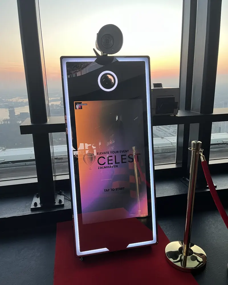 Photobooth voor een raam met uitzicht op de zonsondergang bij Celest