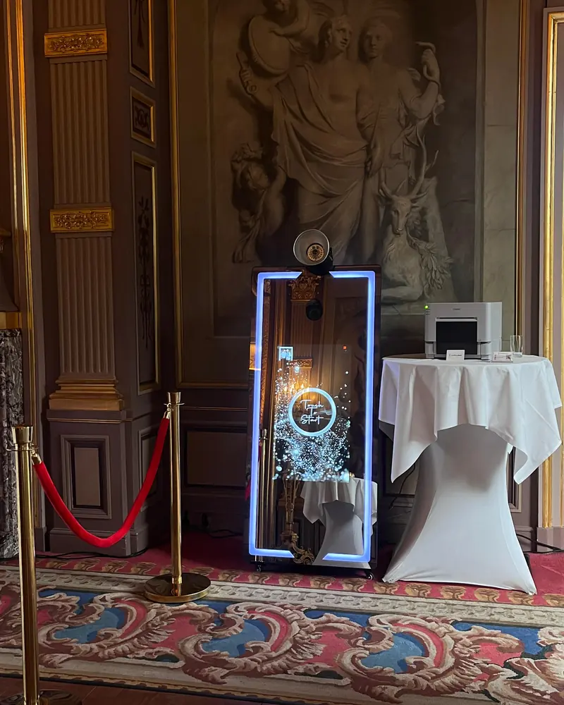 Photobooth in een klassieke zaal met marmeren beelden