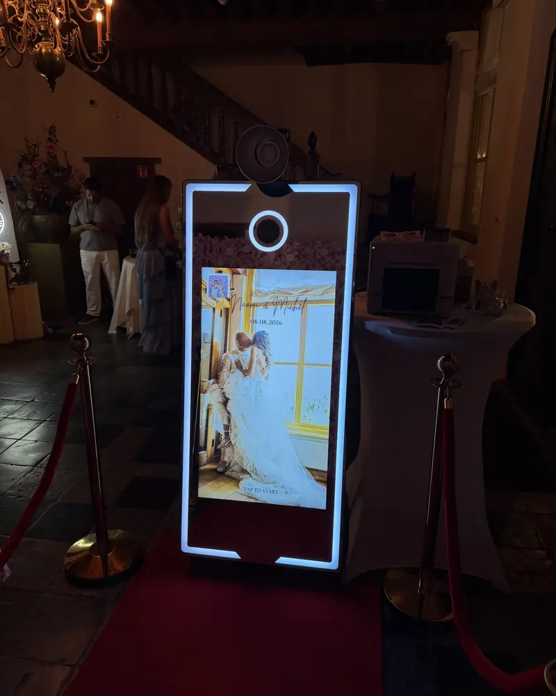 Photobooth in een lichte feestzaal met kroonluchters