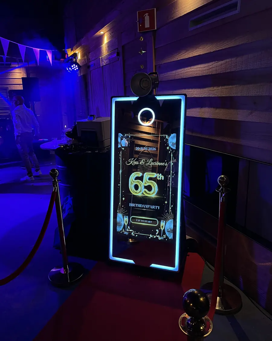 Photobooth met een startscherm voor een 65e verjaardag, in feestelijk licht